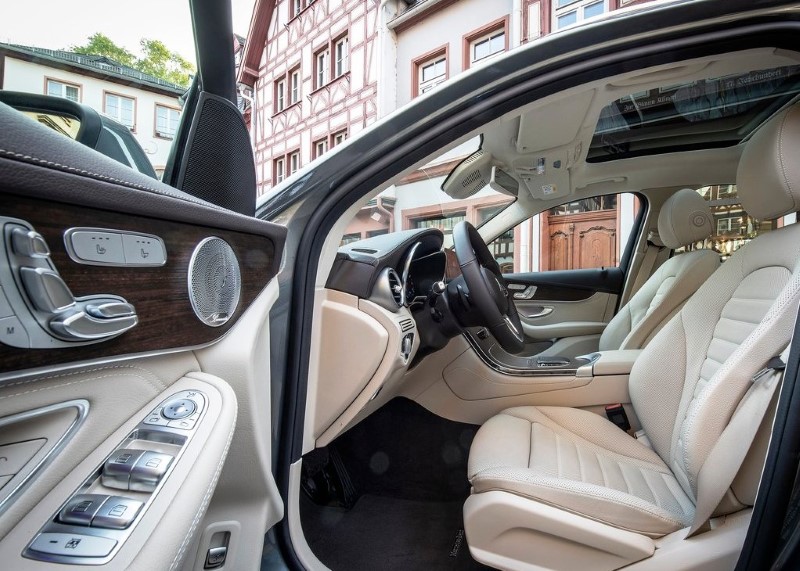 21 Mercedes Glc Redesign Interior Changes Price Release Date Findtruecar Com